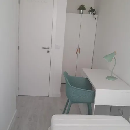 Carcavelos & Nova Sbe Shared Serviced 3 * 奥埃拉斯